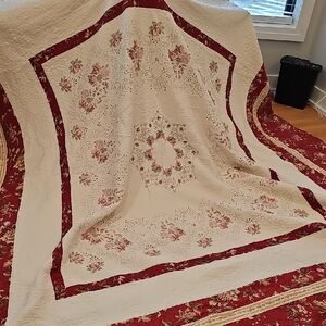 Elegant Floral Quilt with Red and Cream Accents. Excellent Condition